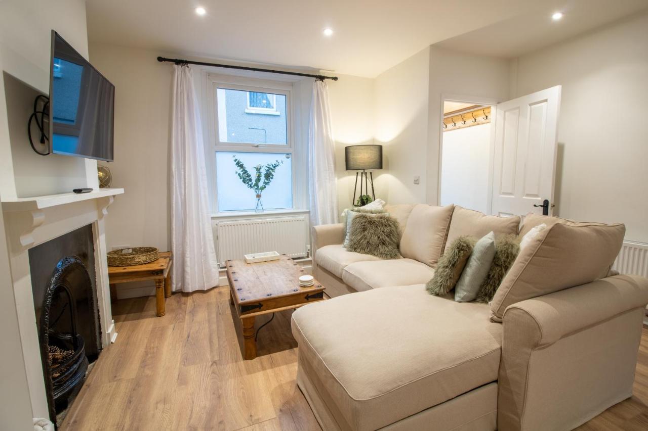 Stylish And Modern Town Centre End-Of Terrace Home Newton Abbot Buitenkant foto