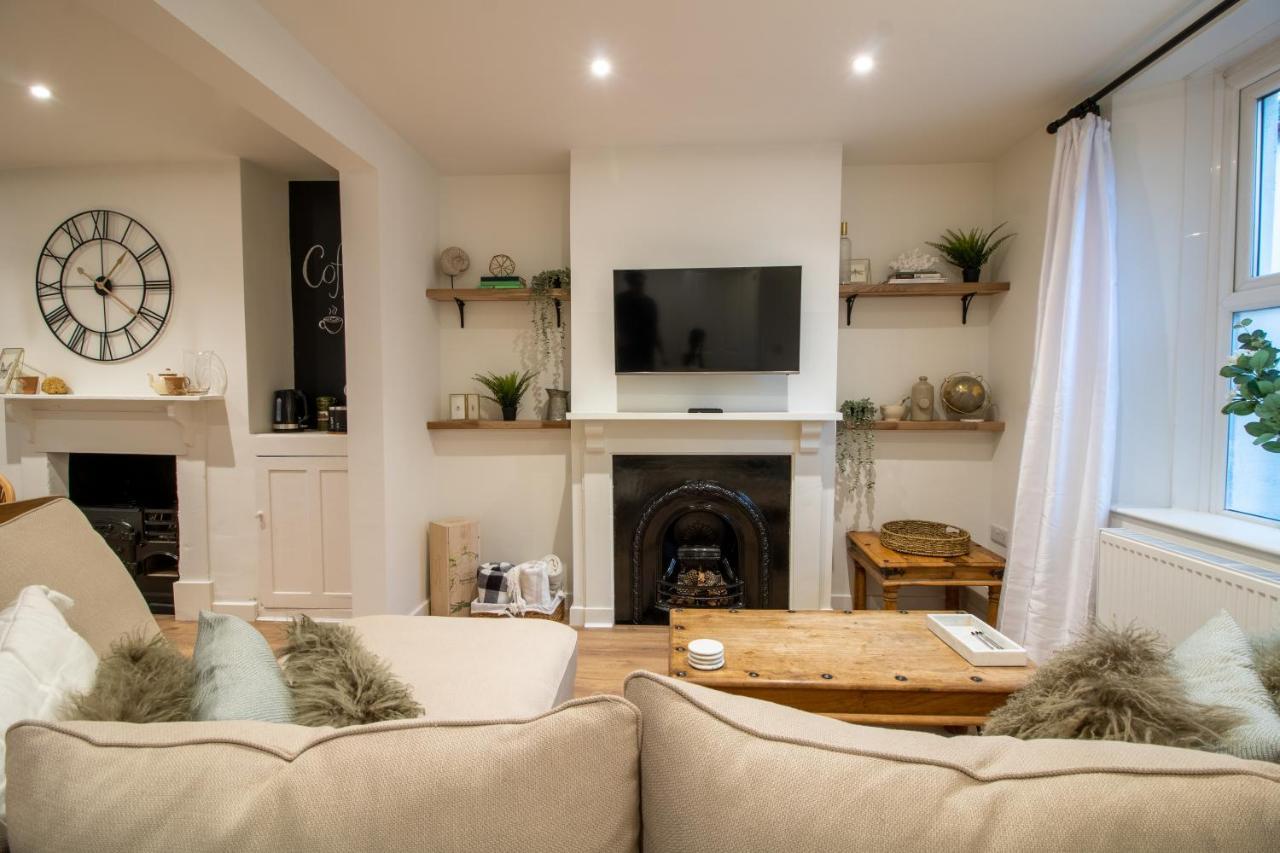 Stylish And Modern Town Centre End-Of Terrace Home Newton Abbot Buitenkant foto
