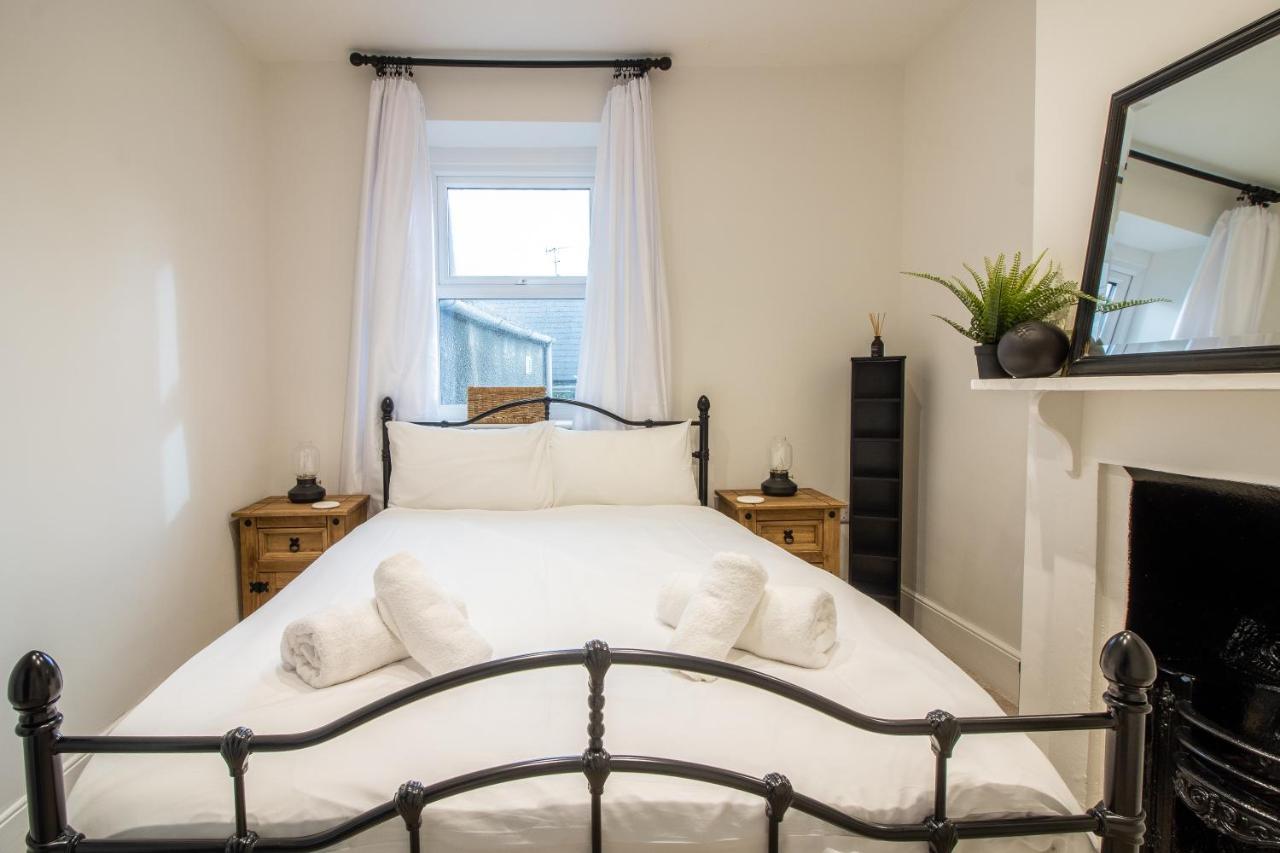 Stylish And Modern Town Centre End-Of Terrace Home Newton Abbot Buitenkant foto
