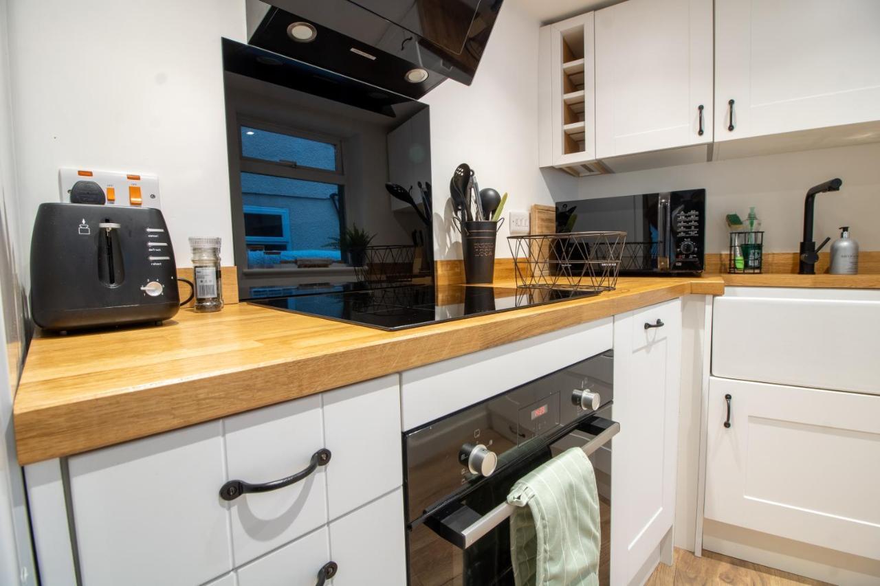 Stylish And Modern Town Centre End-Of Terrace Home Newton Abbot Buitenkant foto
